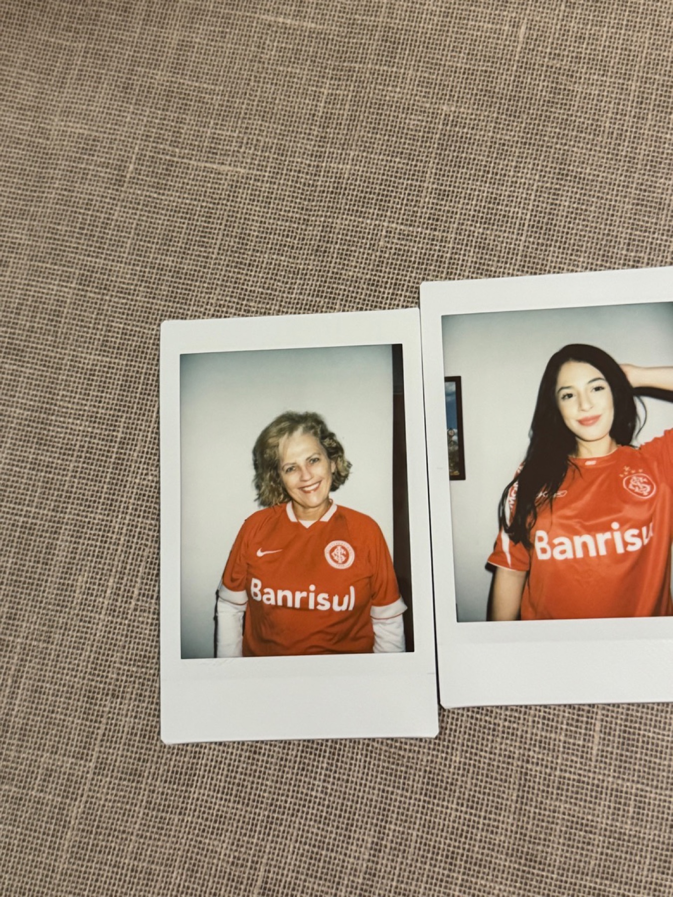 Duas fotografias instantâneas de Suzane Beatriz Vanzin e Ana Vanzin usando camisetas vermelhas